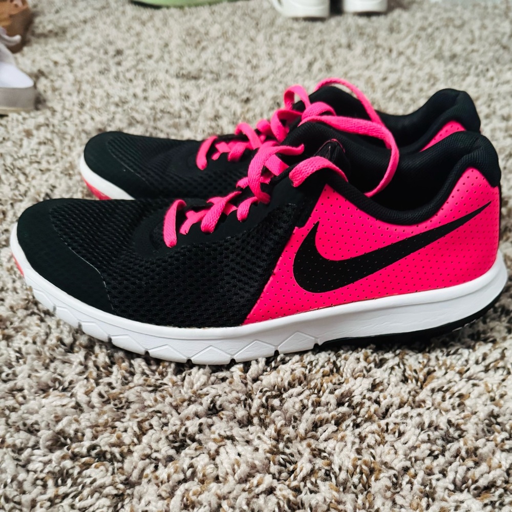 Nike Women's Black and Pink Running Shoes